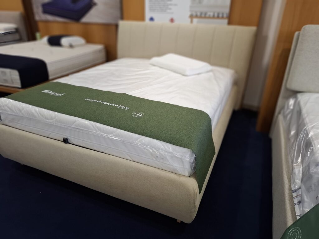 Letto contenitore con materasso Dorsal nello showroom di Francavilla Fontana