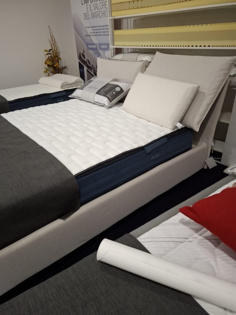 Letto Dorelan con guanciali e topper nello showroom di Francavilla Fontana