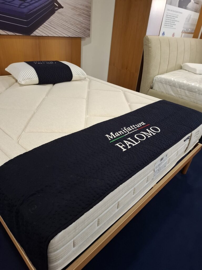 Materasso Manifattura Falomo con guanciale nello showroom di Francavilla Fontana