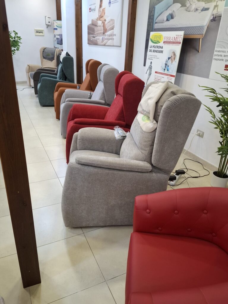 Poltrone relax di produzione propria in vari colori nello showroom di Francavilla Fontana