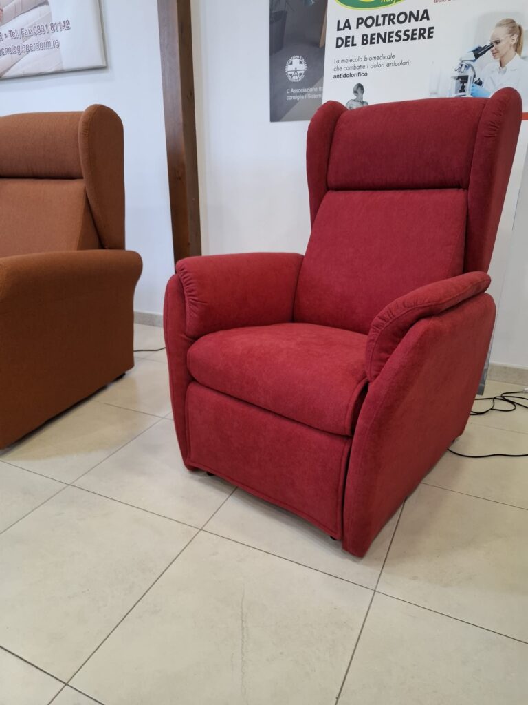 Poltrone relax rossa e marrone in esposizione nello showroom di Francavilla Fontana
