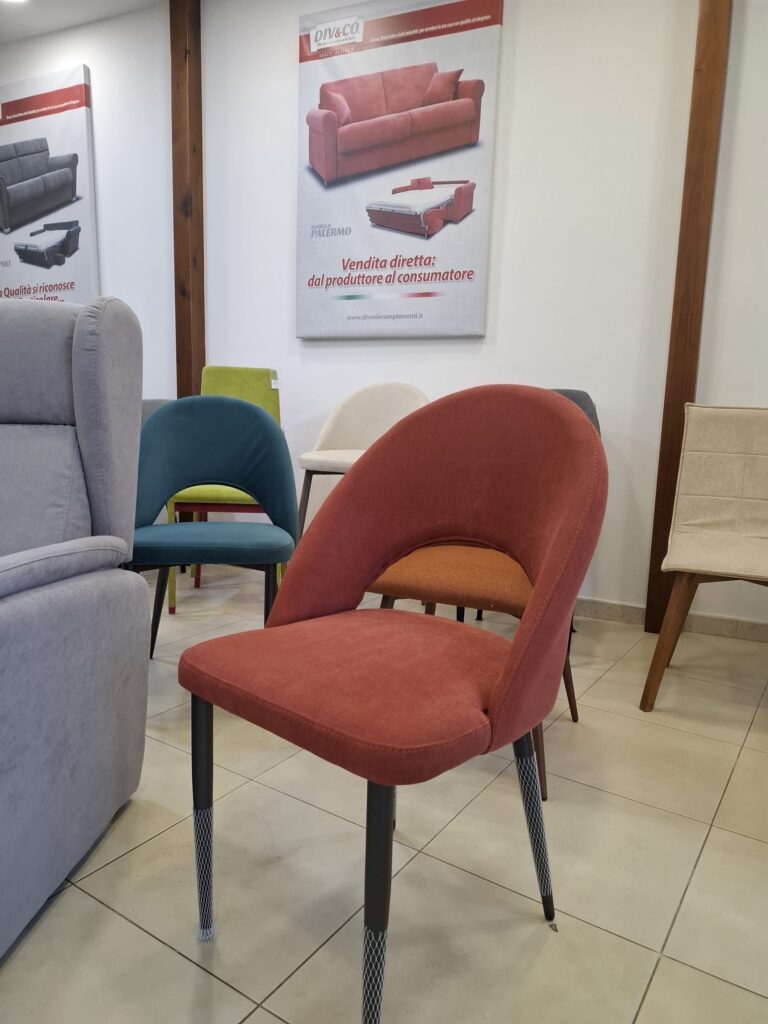 Sedie e poltrone di produzione propria Div. & Co. nello showroom di Francavilla Fontana